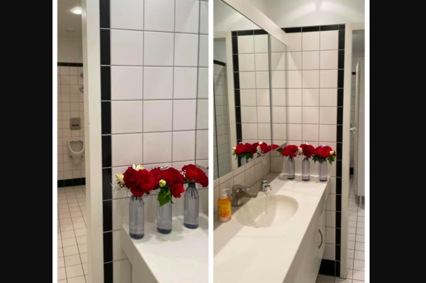 ▲朱學恆跨海送給謝志偉的花被用來裝飾廁所。（圖／翻攝謝志偉臉書）