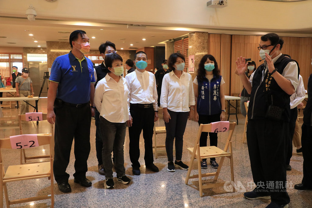 ▲市長盧秀燕（前左2）14日視察「快打站2.0」準備情形，也感謝地方團體齊心抗疫，主動出借場所支援市府，提供安全舒適環境讓長者安心接種。（圖/中央社）