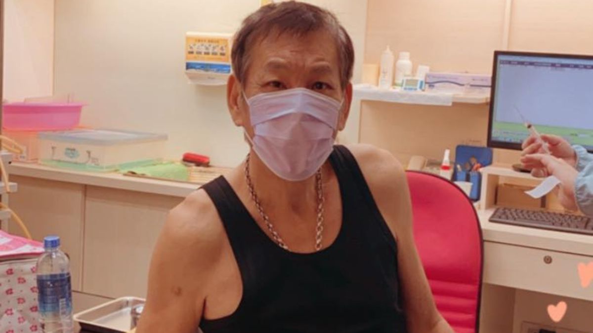 ▲龍劭華1個多月前分享打疫苗的照片。（圖／龍劭華臉書）