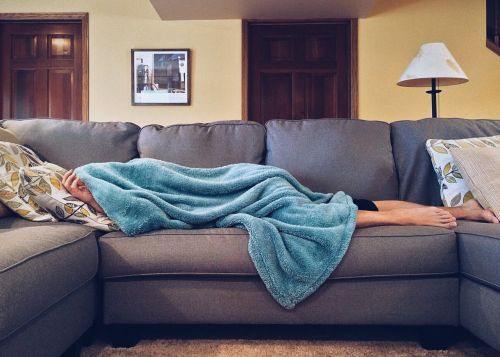 ▲有人妻抱怨老公工作完回家後，只會躺在沙發上玩手機，更直接在上頭睡覺，長期不進臥室。（圖／翻攝Pexels）