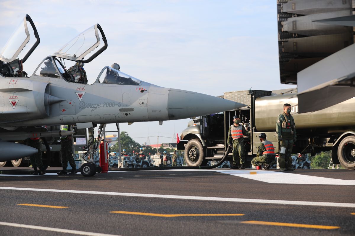 ▲「軍事營區安全維護條例」今（18）日經立法院會三讀通過，對於軍事迷最關心的拍攝戰機起降是否觸法，國防部釋疑了。（示意圖／軍聞社提供）