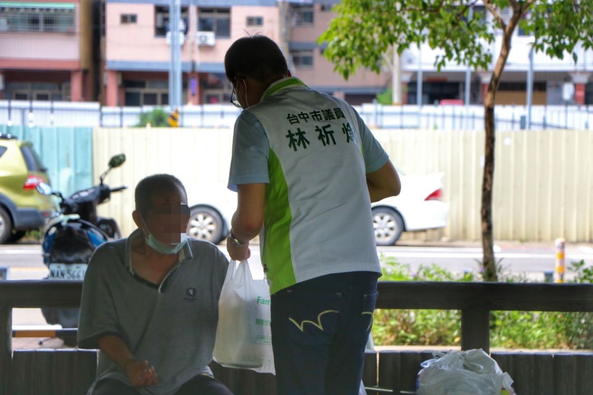 ▲議員林祈烽接獲通報，街友住福星公園多日，前往探視關心，請市府要介入安置，結果市府只派人將該名街友帶去快篩，又把人載回公園。(圖／林祈烽服務處提供2021.9.15)