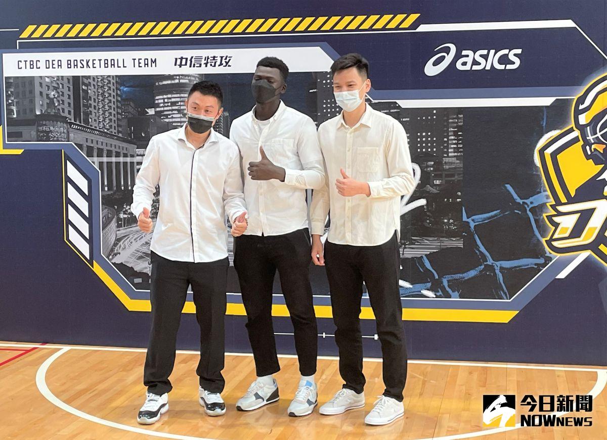 ▲T1 League新北中信今(15)日首度舉辦球員見面會，由黃金世代球員李學林接下隊長，帶領阿巴西、謝亞軒出席。（圖／鍾東穎攝 ,2021.09.15）