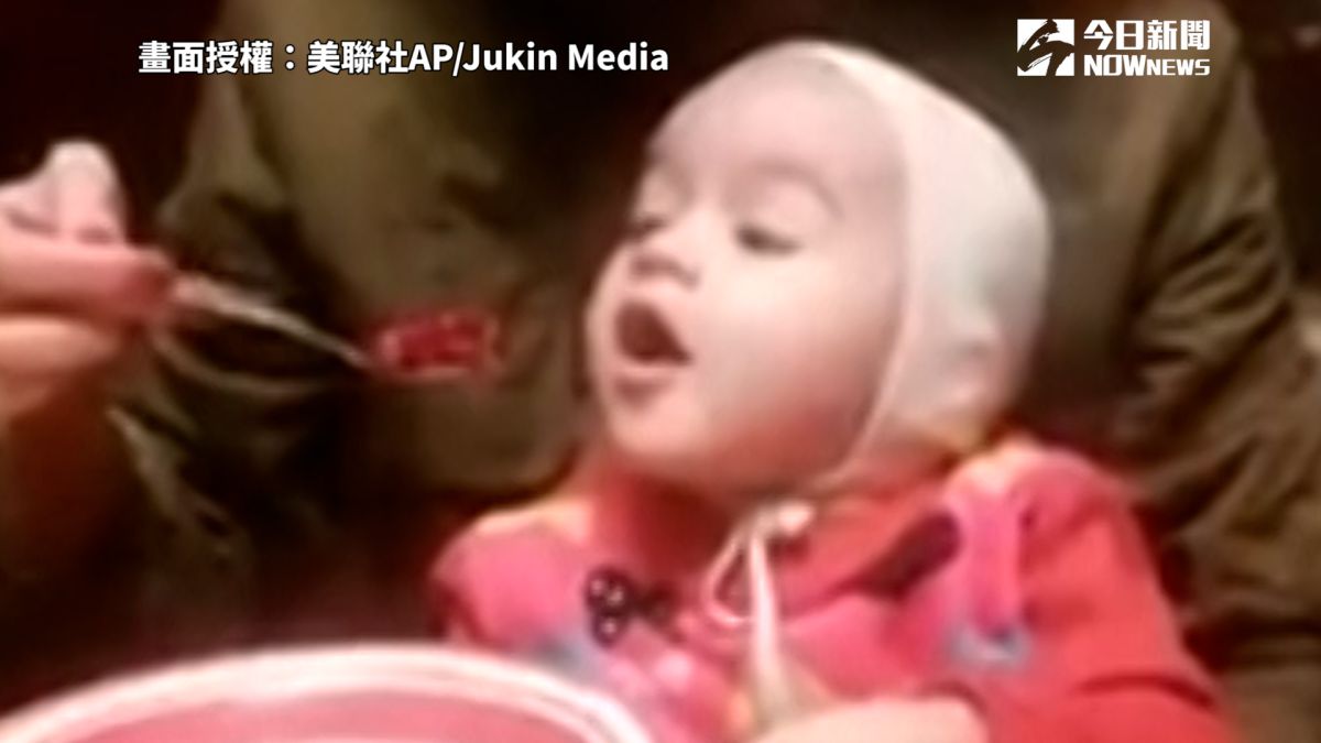 ▲ 萌娃使出全力，想要吃媽咪的食物，卻「看得到吃不到」。（圖／美聯社AP/Jukin Media 授權）