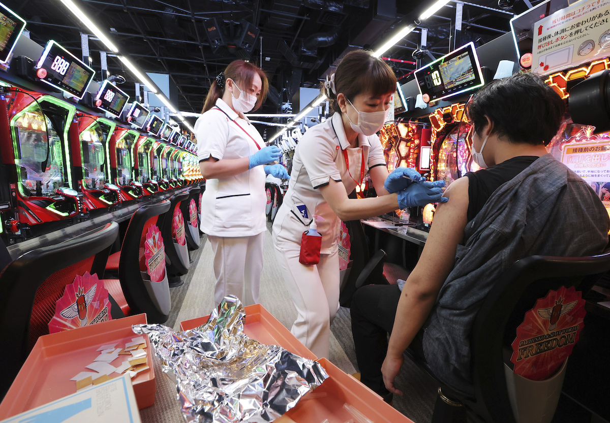 ▲日本大阪市一間柏青哥店在本月13日與14日暫停營業，這兩天店內不打小鋼珠，改打COVID-19疫苗。（圖／美聯社／達志影像）