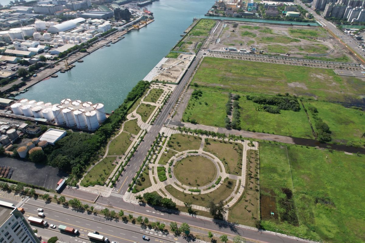 ▲高市府以「每萬人公園、綠地、兒童遊戲場、體育場所及廣場面積數」統計指標，自縣市合併以來年年為六都第一。（圖／高市府工務局提供）