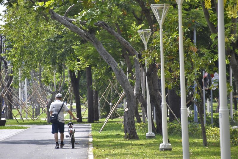 ▲高雄市自鐵路地下化後,大面積綠地搭配自行車道全線約15公里,為高雄帶來全新地景及休憩活動空間。(圖/高市府工務局提供)