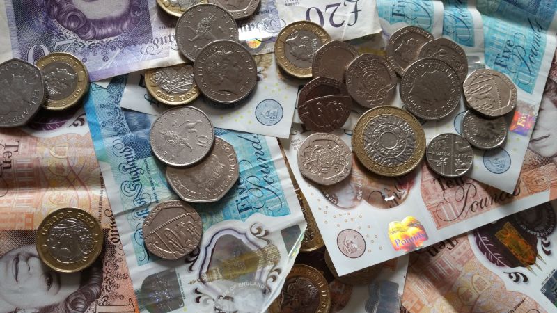 ▲英國一位酒吧工作人員在清點零錢時，意外發現一枚瑕疵的硬幣，拿去拍賣後價值竟飆漲184倍。（示意圖／翻攝自《pexels》 ）