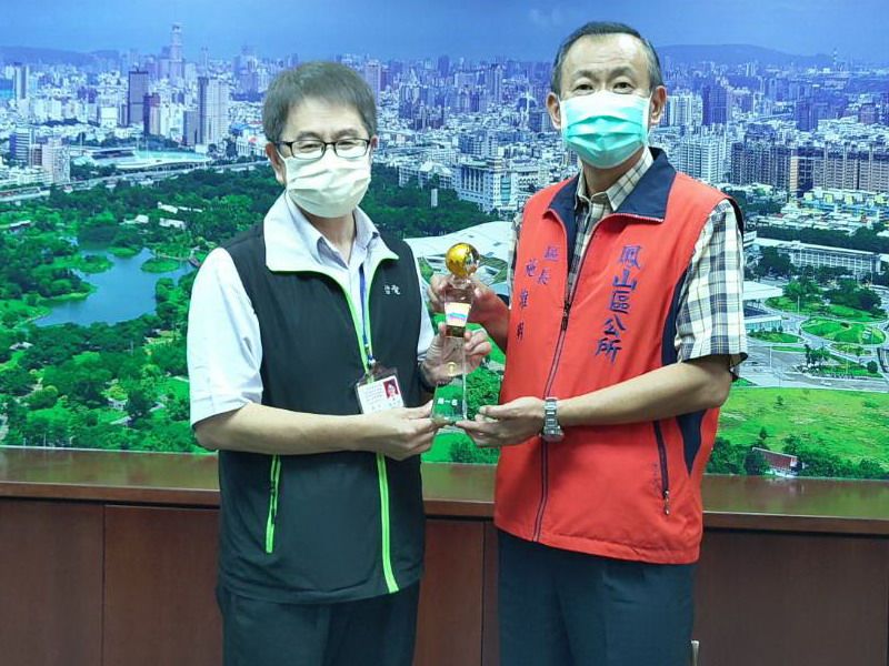 ▲鳳山區勇奪高雄節電王寶座之殊榮，由台電鳳山區營業處處長張以諾(左)頒獎致謝，並由鳳山區公所區長施維明(右)代表接受。(圖／記者黃守作攝，2021.09.15) 