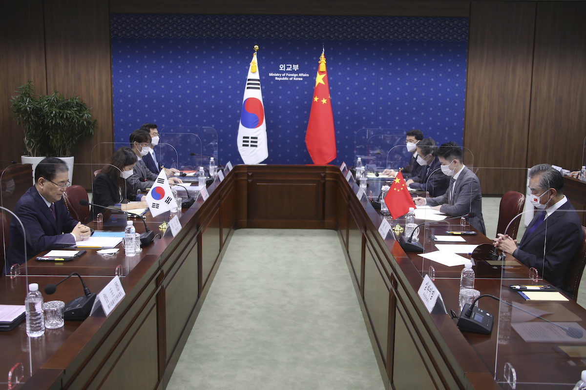 ▲中國外交部長王毅時隔約10個月再訪南韓，15日與南韓外長鄭義溶舉行會談。（圖／美聯社／達志影像）