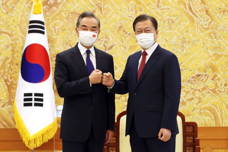 ▲文在寅與中國外長王毅。(圖/美聯社/達志影像)