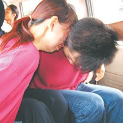 ▲小盈瀛的母親及男友在被羈押時,其母還哭倒在男友身上。(圖/翻攝自光華日報)