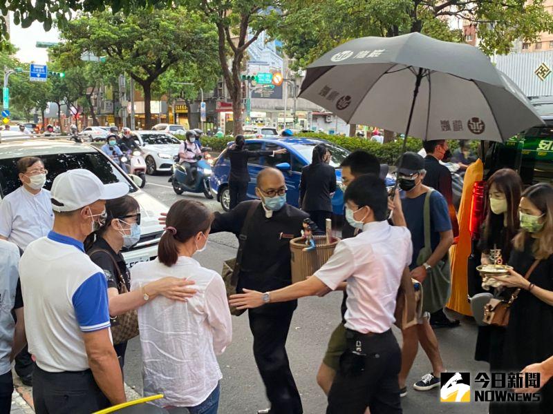 ▲龍劭華大體運到台北第一殯儀館後,牌位也抵達靈堂。(圖/記者臺孝婷攝)
