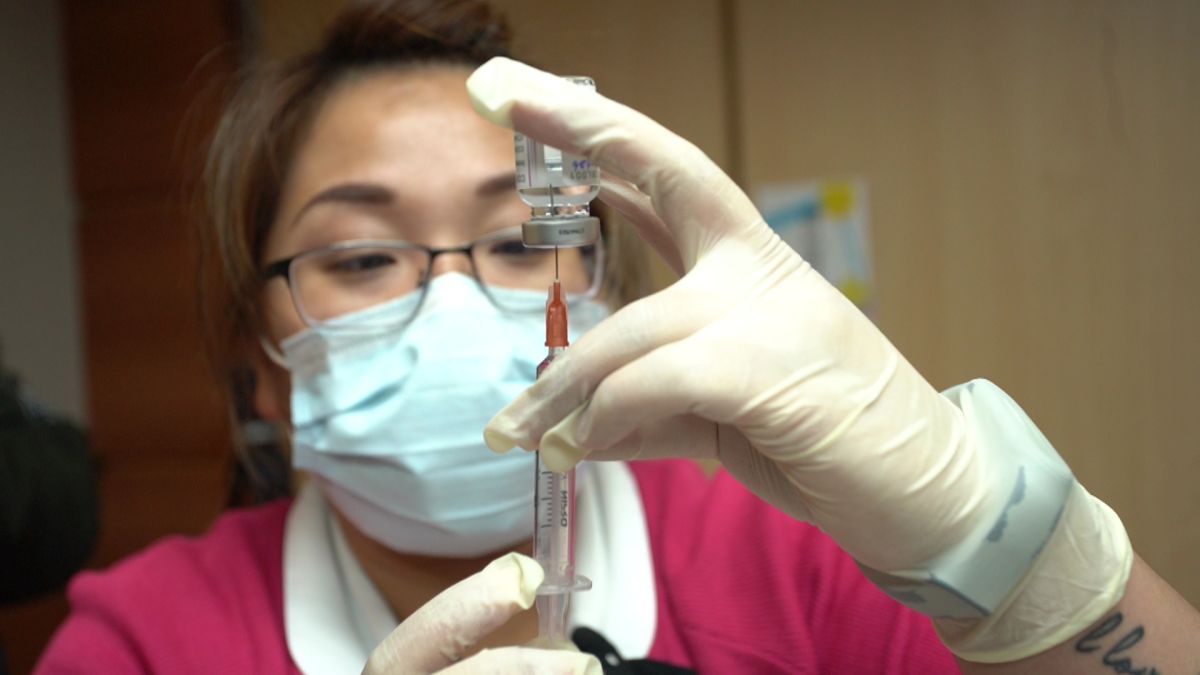 ▲屏東縣東港鎮安泰醫院昨天施打COVID-19（2019冠狀病毒疾病）疫苗時，88人預約莫德納（Moderna）疫苗第2劑，卻被錯打成AZ疫苗，其中8人不適就醫。（示意圖，非當事照片／NOWnews資料照）