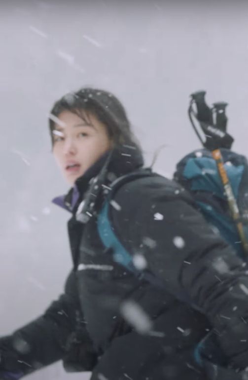 ▲▼全智賢劇中飾演守林員。(圖/愛奇藝國際站、tvN)
