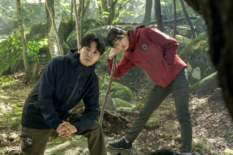 ▲▼全智賢(上圖右,下圖)跟朱智勛主演的《智異山》即將開播。(圖/愛奇藝國際站)