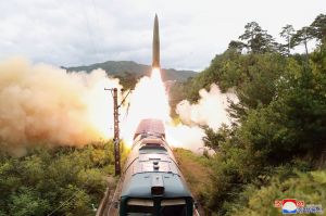 ▲北韓官媒中央通信社（KCNA）今天報導，北韓昨天發射兩枚飛彈，精準擊中800公里外目標，目的在於測試新的「鐵路飛彈系統」，以對威脅北韓的任何勢力進行可能的反擊。（圖／美聯社／達志影像）