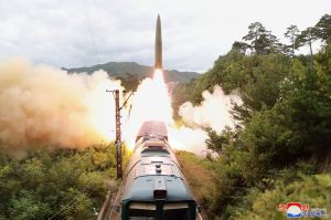 ▲北韓官媒中央通信社(KCNA)今天報導,北韓昨天發射兩枚飛彈,精準擊中800公里外目標,目的在於測試新的「鐵路飛彈系統」,以對威脅北韓的任何勢力進行可能的反擊。(圖/美聯社/達志影像) ▲北韓官媒中央通信社(KCNA)今天報導,北韓昨天發射兩枚飛彈,精準擊中800公里外目標,目的在於測試新的「鐵路飛彈系統」,以對威脅北韓的任何勢力進行可能的反擊。(圖/美聯社/達志影像)