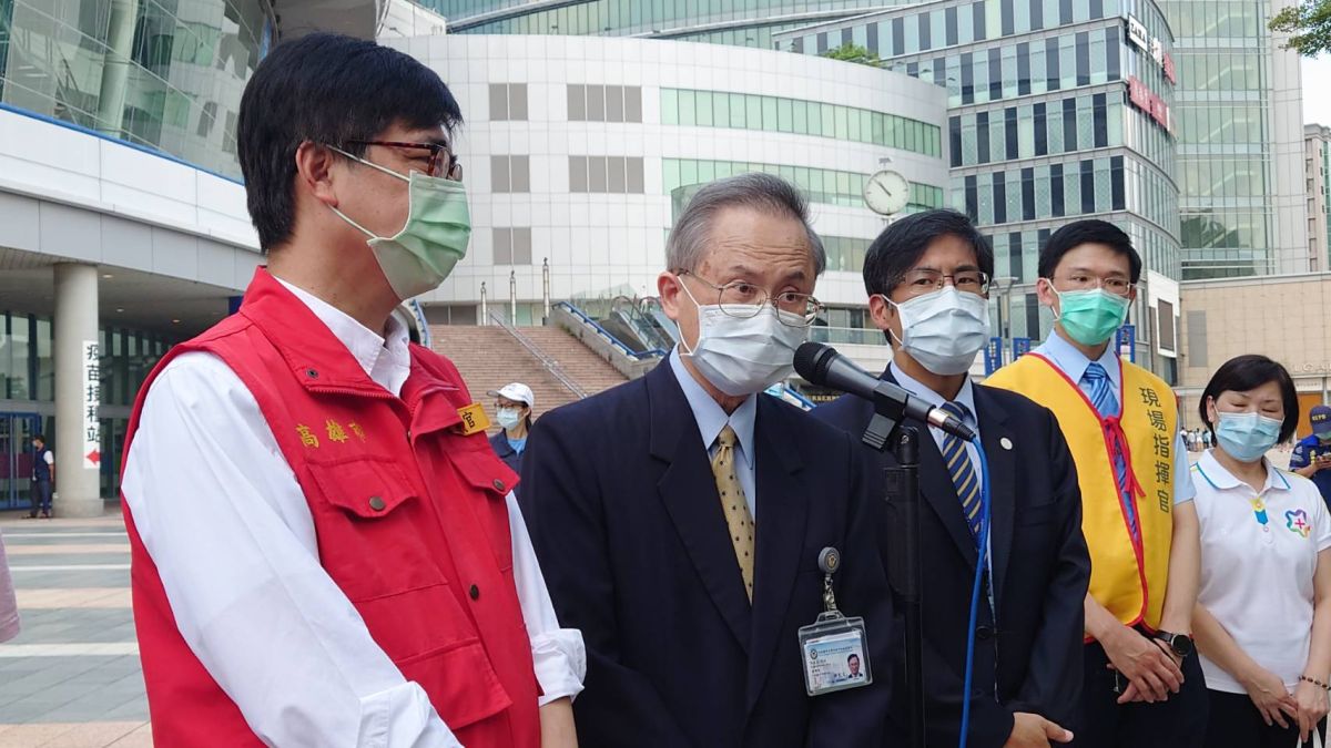 ▲高雄市長陳其邁（左1）強調，現在全世界所有混打的研究都是屬於學術性研究；高醫鍾飲文院長（左2）也說，莫德納混打高端疫苗的部分，正式的資料出來後就會提交到衛福部的ACIP疫苗的審議小組。（圖／記者鄭婷襄攝，2021.09.16）