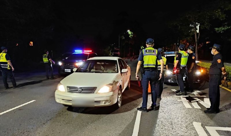 ▲高市警局為杜絕駕駛人酒後駕車之僥倖心態，於連假期間實施全市同步擴大取締酒後駕車專案，以多點式路檢部署方式提升見警率。(圖／記者郭凱杰翻攝)