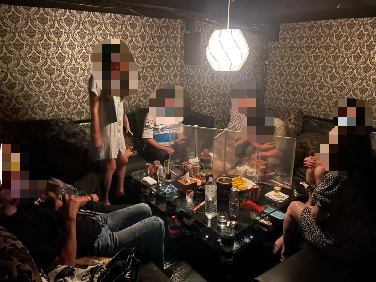 ▲苓雅警分局成功所昨天0時左右查獲餐酒館違反防疫規定，除未落實梅花座，也沒有確實使用隔板區隔，又有女陪侍飲酒。(圖／記者郭凱杰翻攝)