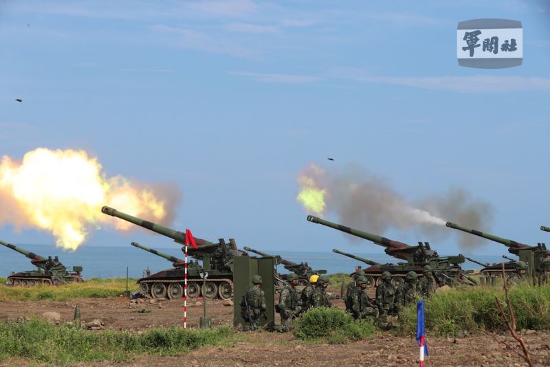 ▲第四作戰區「聯合反登陸作戰操演」實彈射擊,砲兵部隊進行M110A2自走砲車射擊。(圖/軍聞社提供)