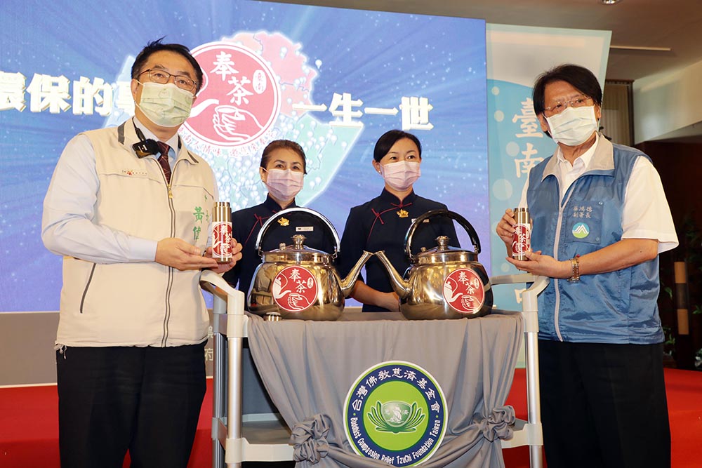 ▲台南市長黃偉哲（左）與環保署副署長蔡鴻德雙手持杯，歡迎大家來台南奉茶（圖／記者林怡孜攝，2021,09,16）