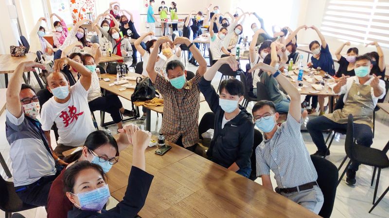 ▲為鼓勵屏東農民撐過疫情,慈惠醫專今率教師群50餘人參訪枋寮農場。(圖/記者陳美嘉攝,2021.09.16)