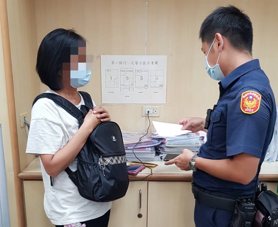 ▲張姓婦人準備了30萬現金要匯款，幸好行員通知警方到場才成功阻止詐騙。（圖／大園分局提供）