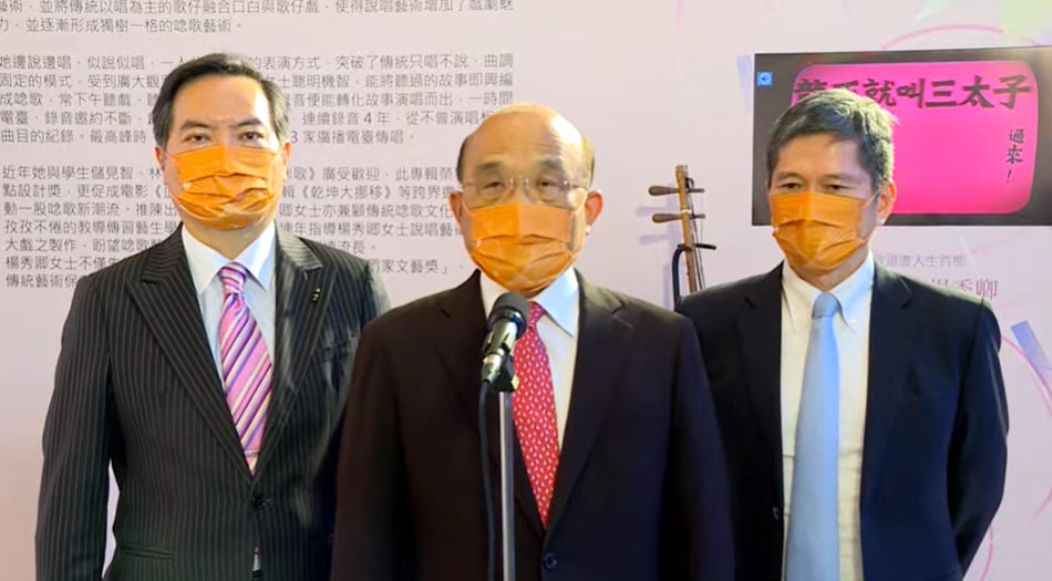 ▲行政院長蘇貞昌出席第40屆行政院文化獎頒獎典禮，文化部長李永得（右）、行政院發言人羅秉成（左）陪同受訪。（圖／翻攝共訊畫面）