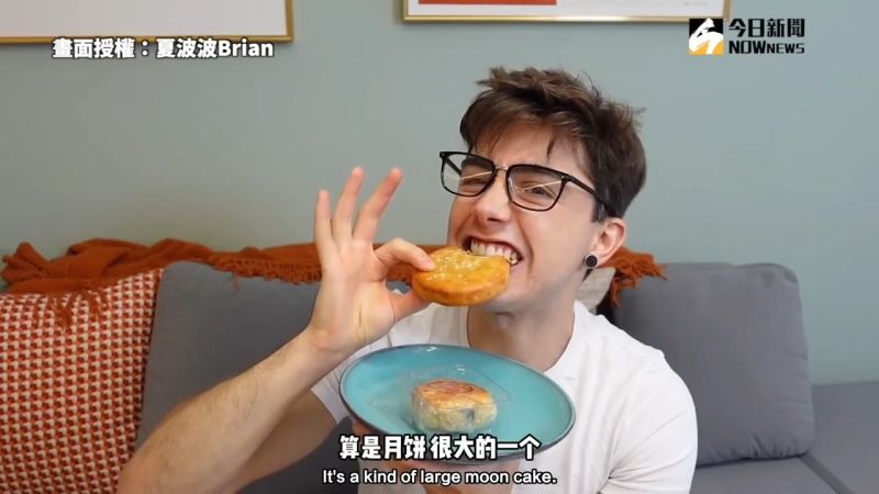 ▲ 阿根廷YouTuber 挑戰連續 7 天只吃月餅裹腹，實測自己的體重變化。（圖／夏波波Brian  授權）