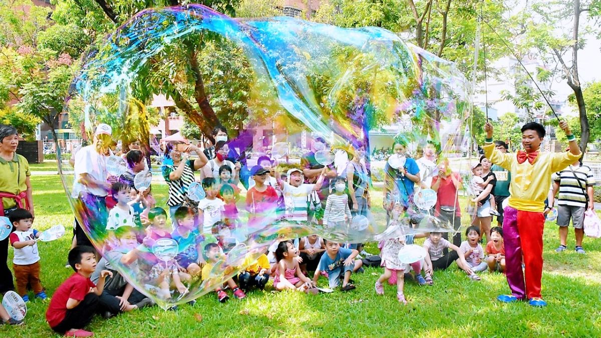 ▲活動中規劃巨型夢幻泡泡與小丑氣球雜技。（圖／屏東縣政府提供）