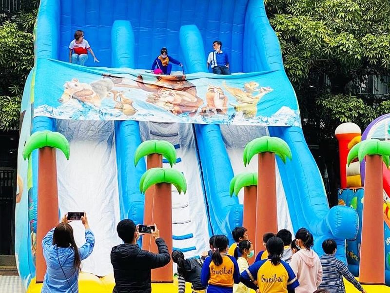 ▲園區也特別在活動日邀請巨型充氣樂園進駐。(圖/屏東縣政府提供)