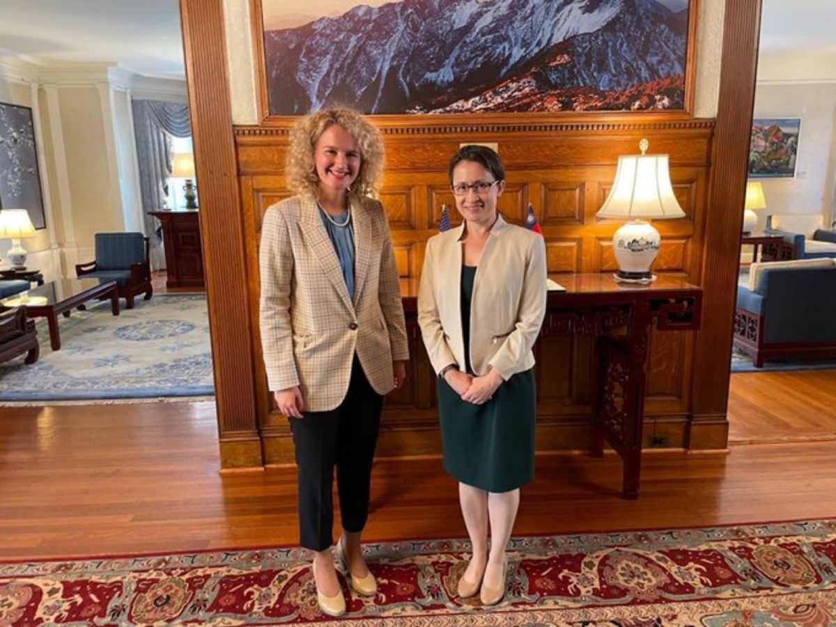 ▲立陶宛經濟部長阿爾莫奈特14日與駐美代表蕭美琴在雙橡園會晤，兩人討論了雙邊關係，與台灣即將前往立陶宛的經貿考察團。她表示，已迫不及待要歡迎10月的台灣訪團。（圖／翻攝自推特）