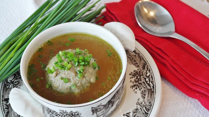 ▲不少人認為吃爌肉飯要配貢丸湯才經典。（示意圖／取自pixabay）