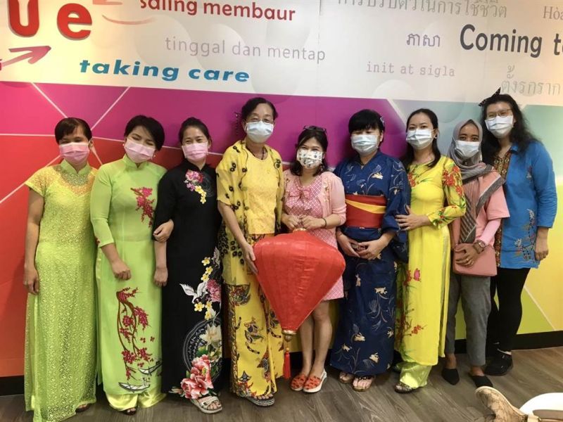 ▲為解新住民思鄉之愁,新北市新住民中心特地在三重舉辦「月圓甜甜過中秋」,邀請新住民姊妹穿著傳統國服,一同手作家鄉風味的月餅。 (圖/新北市新住民中心提供)