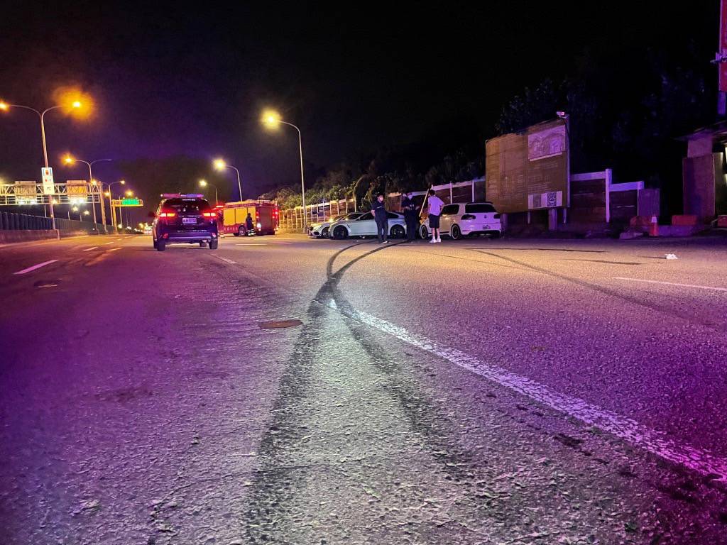 ▲桃園暗夜死亡車禍，地上還留有長長的煞車痕。（圖／大園分局提供）