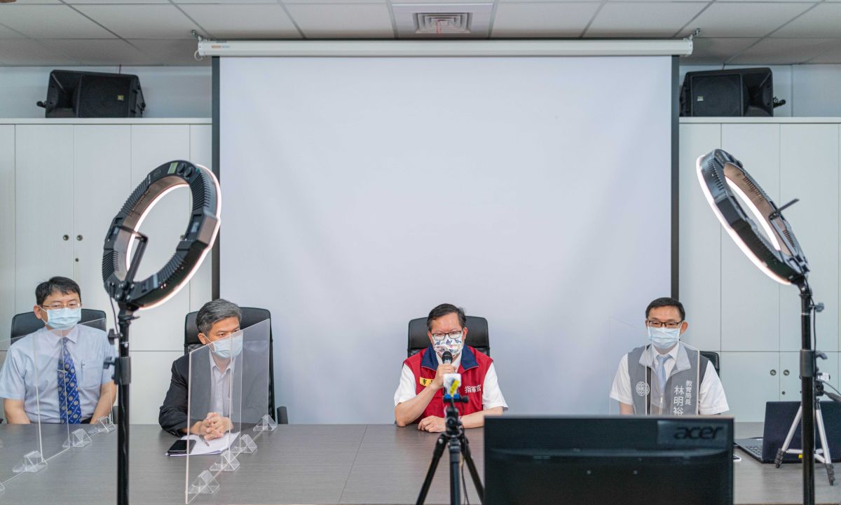 ▲北科附工今天復課，桃園市長鄭文燦到校了解復課情形，並透過視訊跟學生打招呼。（圖／桃園市政府提供）