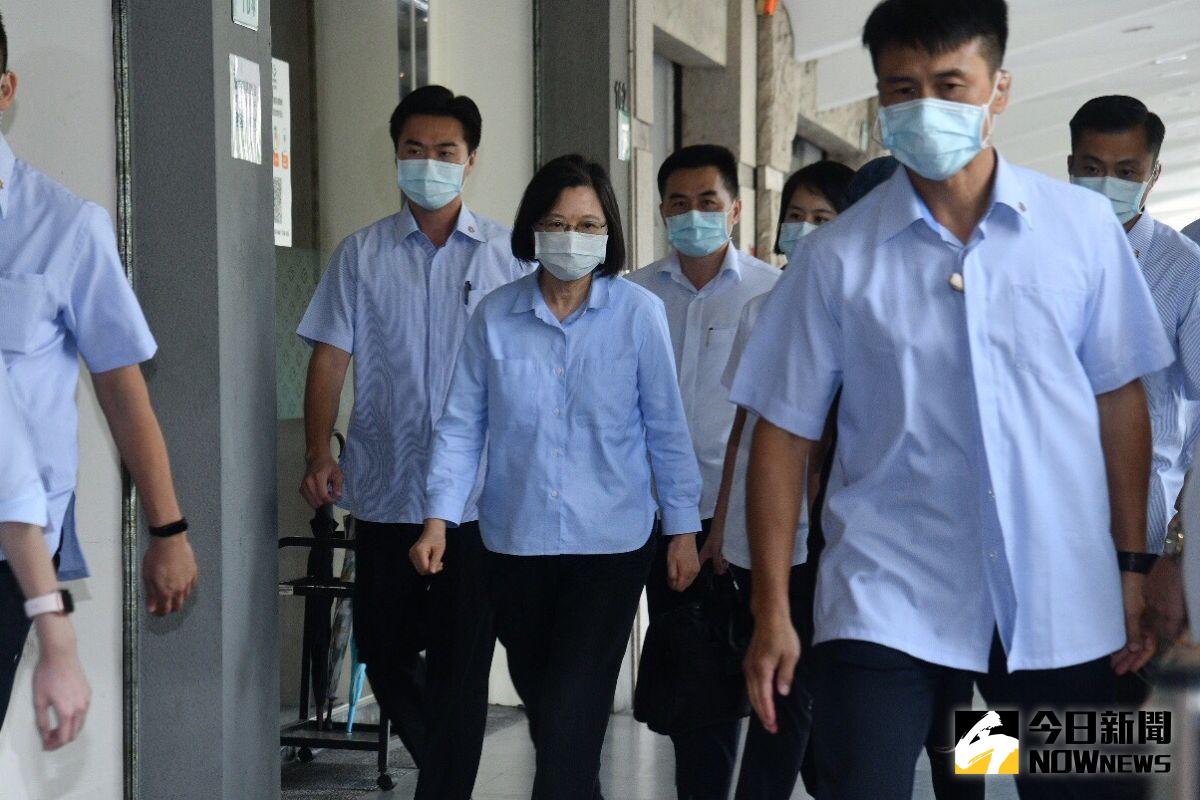 ▲總統蔡英文到龍劭華的靈堂致意。（圖／記者林柏年攝）