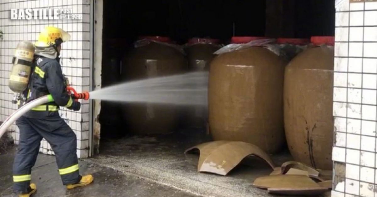 ▲中國四川省瀘州市瀘縣昨天凌晨發生芮氏規模6.0地震後，瀘州陳年窖酒業一處儲酒倉庫內170餘個儲酒瓷罐受損破裂，150噸高濃度白酒泄漏，廠區空氣瀰漫強烈酒精氣味。（圖／翻攝自巴士的報）