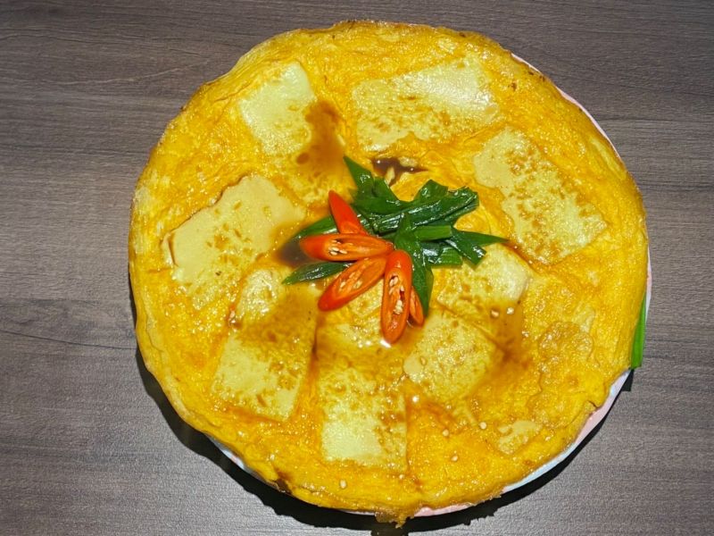 ▲女網友分享「蔥燒雞蛋豆腐」的料理步驟。（圖／翻攝廚藝公社臉書）