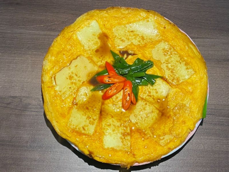 ▲女網友分享「蔥燒雞蛋豆腐」的料理步驟。(圖/翻攝廚藝公社臉書)