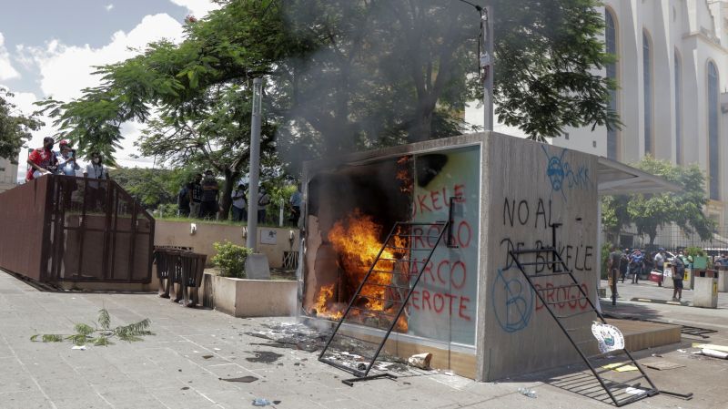 影／反對比特幣變法定貨幣！薩爾瓦多示威　獨立日砸ATM
