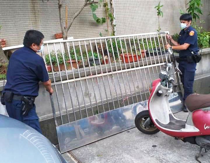 ▲桃園分局員警體恤失主,還借小貨車將失竊的鐵門載送回報案人家中。(圖/桃園分局提供)