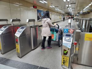 ▲北捷開放更多站攜帶大型寵物車的便民服務。（圖／臺北捷運）