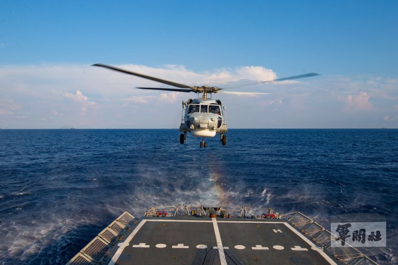 ▲漢光37號演習，S-70C直升機進行起落艦操演課目，展現反潛能量。（圖／軍聞社提供）