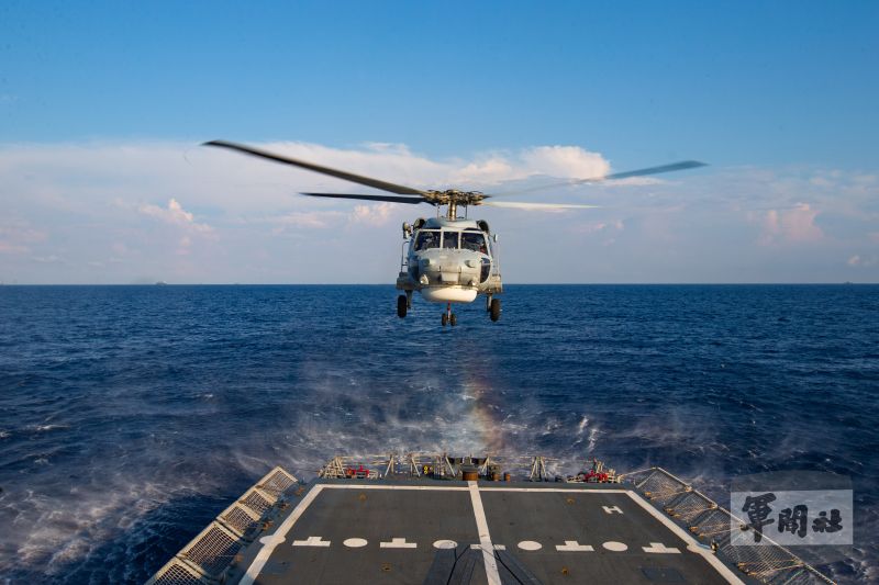 ▲漢光37號演習,S-70C直升機進行起落艦操演課目,展現反潛能量。(圖/軍聞社提供)