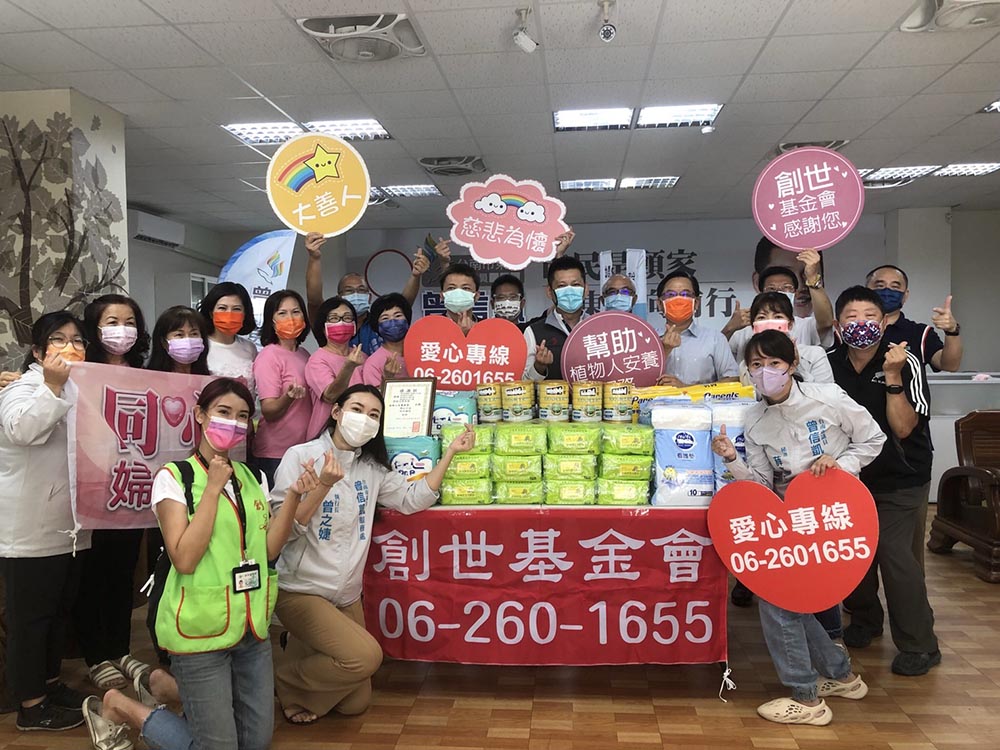 ▲台南市議員曾信凱(中間著背心者），廣邀企業好友一起做善心，助創世（圖／記者林怡孜攝，2021,09,17）