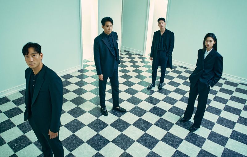▲朴海秀(左)跟李政宰(左二)透過劇中遊戲反思自己。(圖/Netflix)
