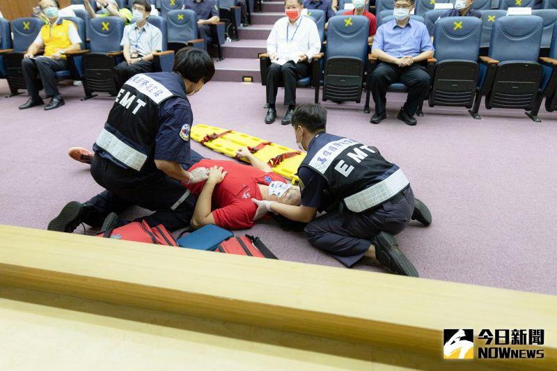 ▲中級救護技術員訓練課程除包含醫院急診室及消防隊實習,課程也包含空中救護及大量傷患與檢傷分類,學員在歷經嚴格學習並通過各項考驗才取得以上證書。(圖/郭俊暉攝,2021.09.17)